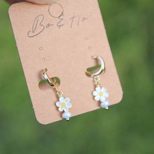 Gold daisy earring with Freshwater Pearls